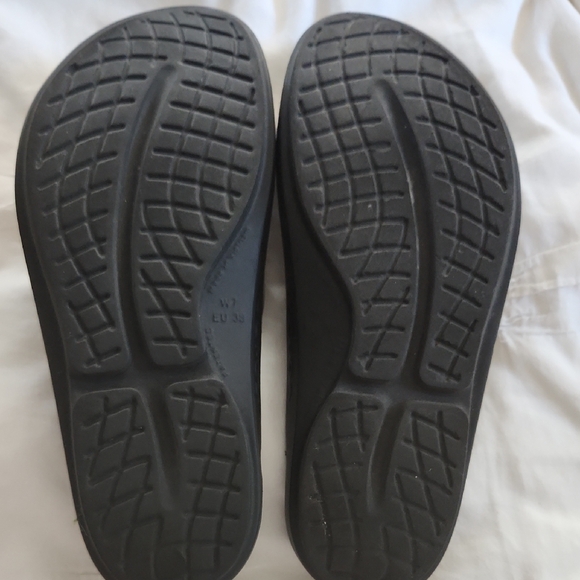 Oofos Sleek Black and Silver Women's Flip Flops - Picture 2 of 2